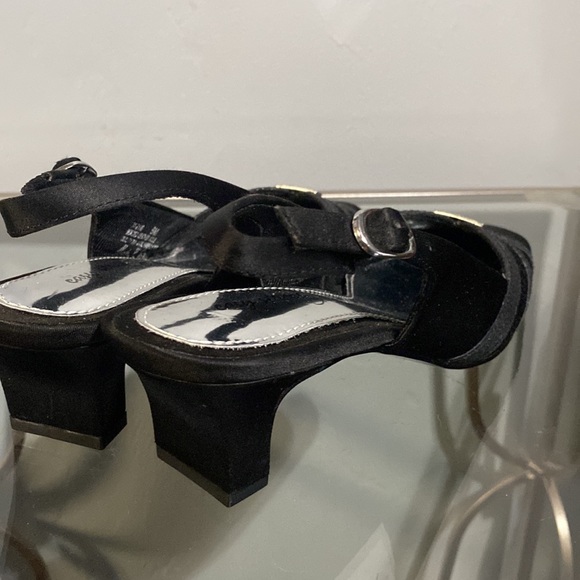 Easy Street Alive 5 black strappy slingback sandals, size 6M. - Picture 5 of 12